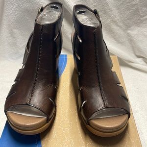 NIB Dansko smoke free house euro 38 teak vintage color. Sandals